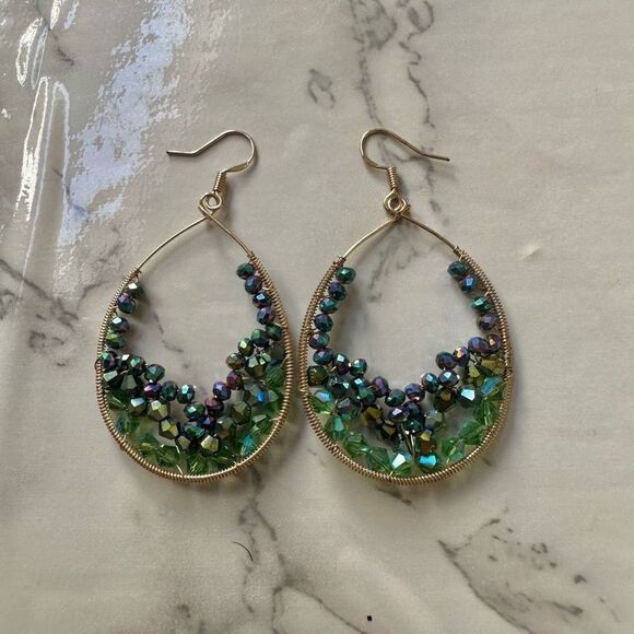 Gold tone green teardrop earrings - Picture 2 of 9